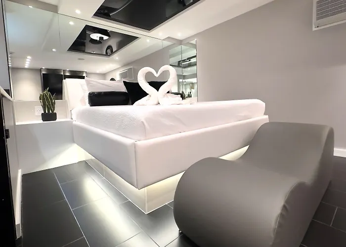 Sybaris Pool - Adults Only 2* Downers Grove