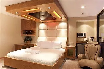 Sybaris Pool - Adults Only Hotel Downers Grove